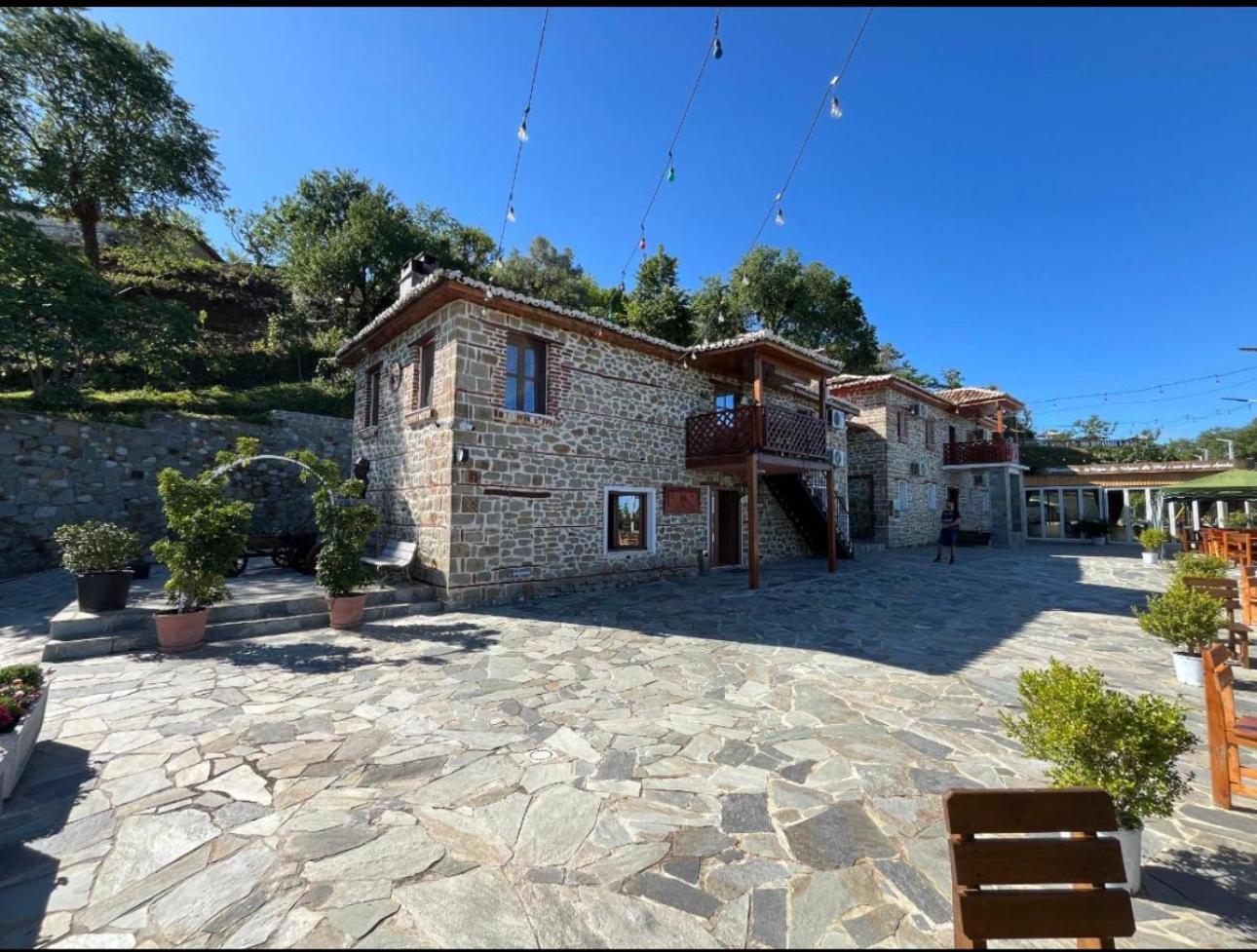 Keshtjella Xhabeqos Hotel Laknas Bagian luar foto