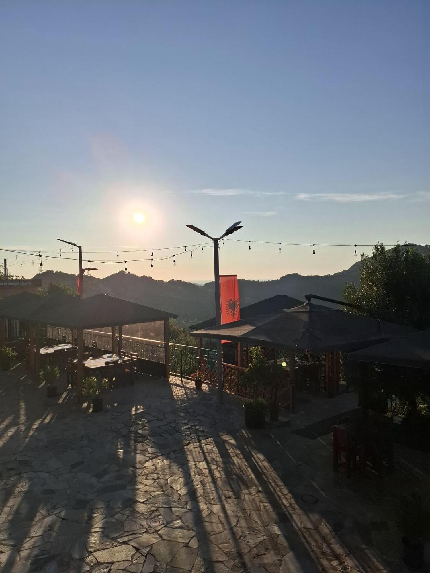 Keshtjella Xhabeqos Hotel Laknas Bagian luar foto