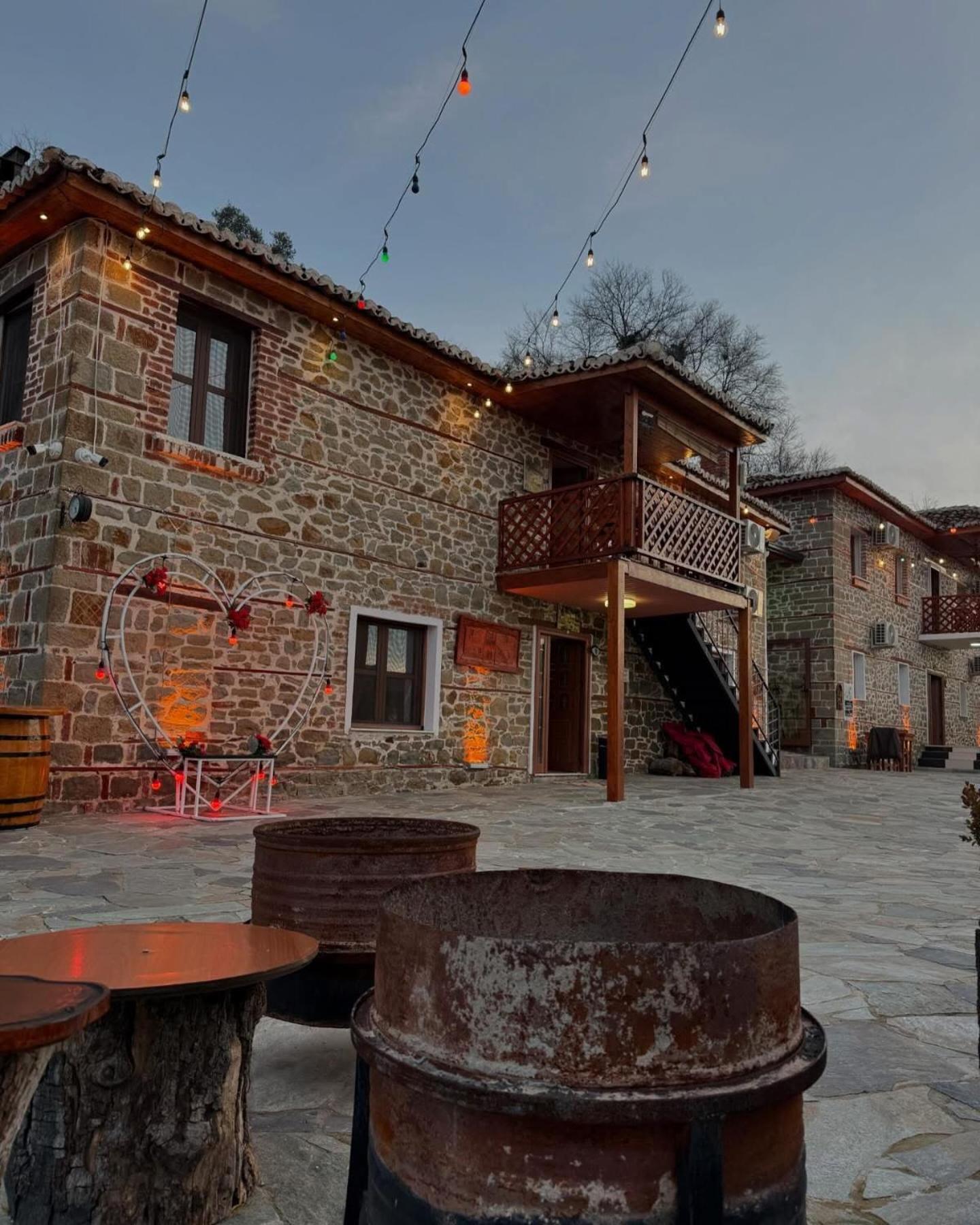 Keshtjella Xhabeqos Hotel Laknas Bagian luar foto
