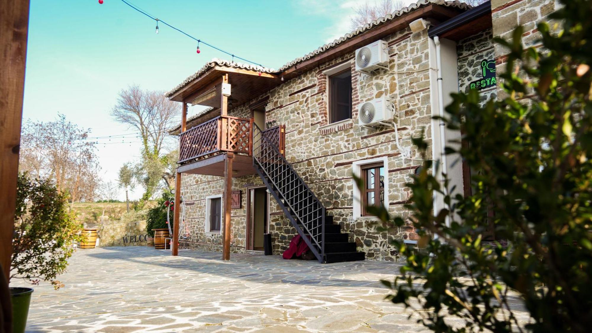 Keshtjella Xhabeqos Hotel Laknas Bagian luar foto