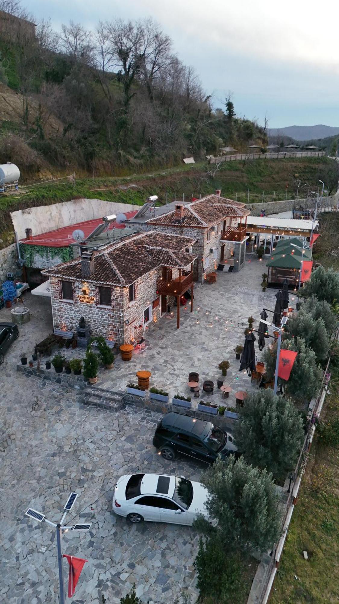 Keshtjella Xhabeqos Hotel Laknas Bagian luar foto