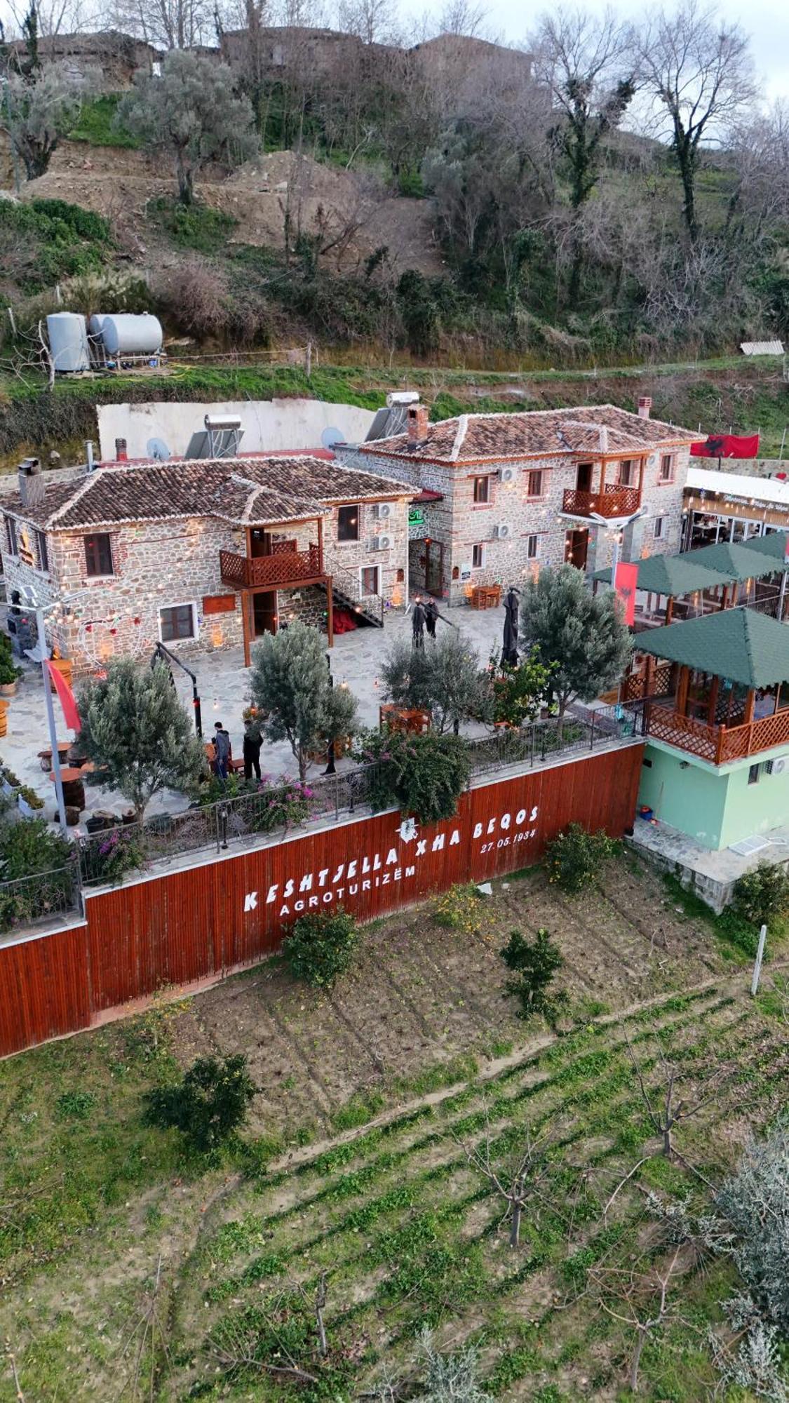 Keshtjella Xhabeqos Hotel Laknas Bagian luar foto
