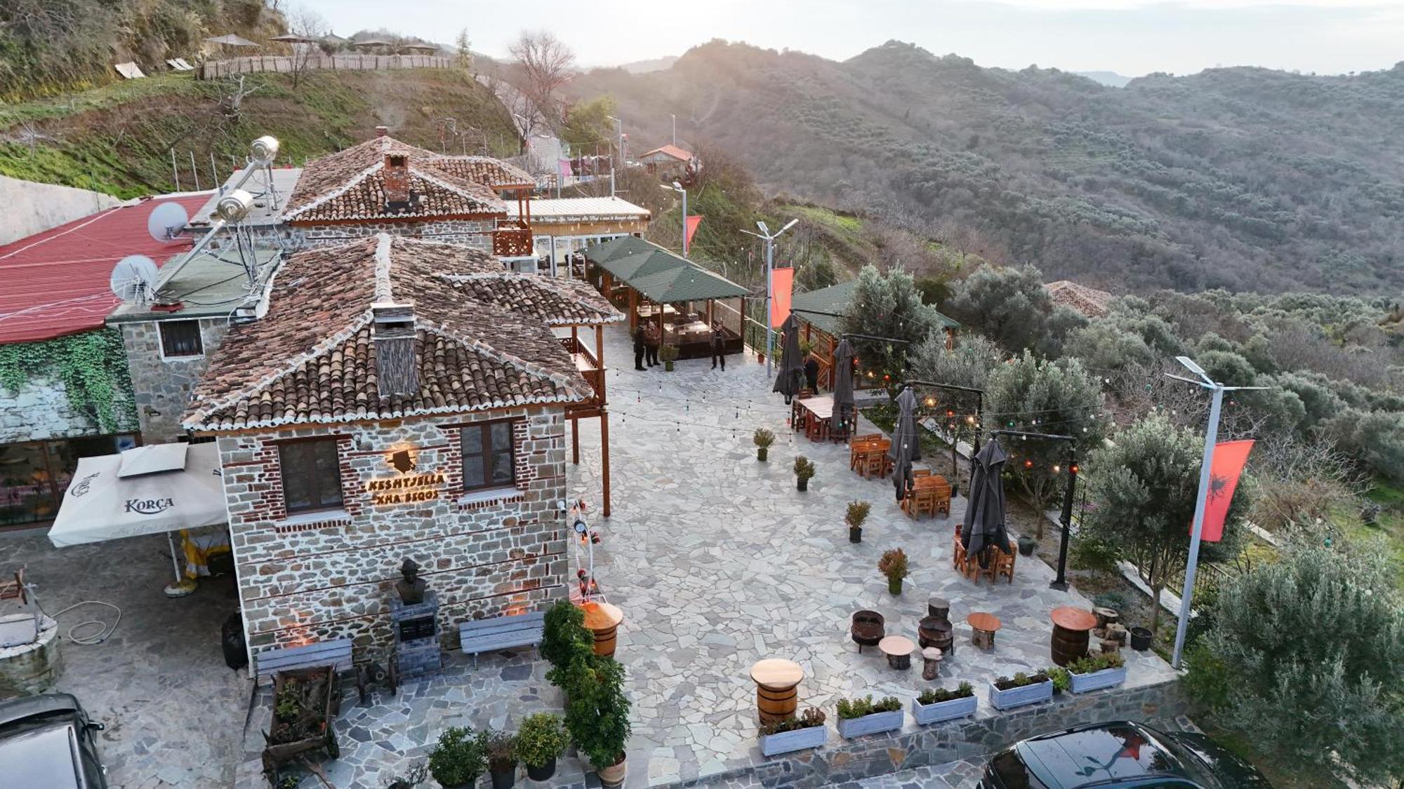 Keshtjella Xhabeqos Hotel Laknas Bagian luar foto