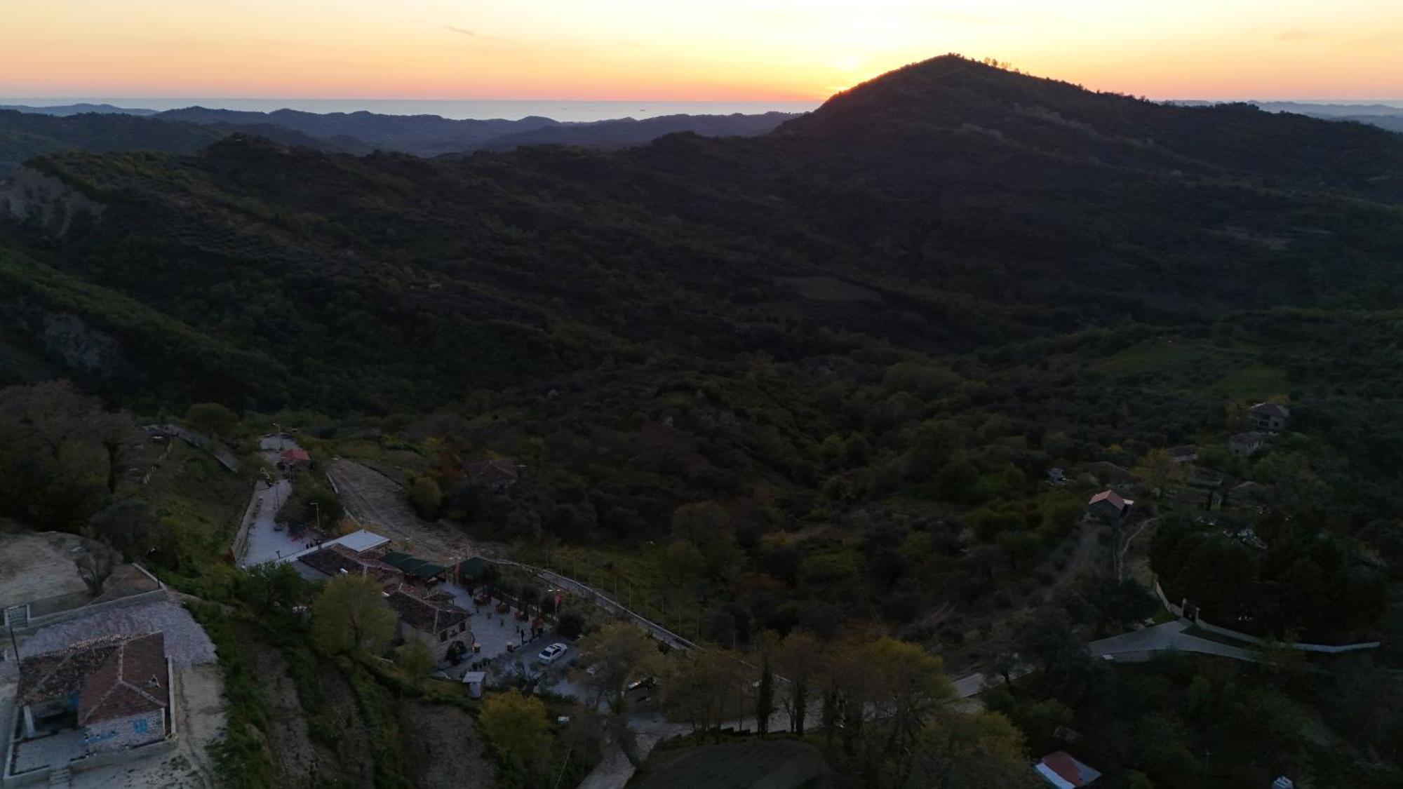 Keshtjella Xhabeqos Hotel Laknas Bagian luar foto