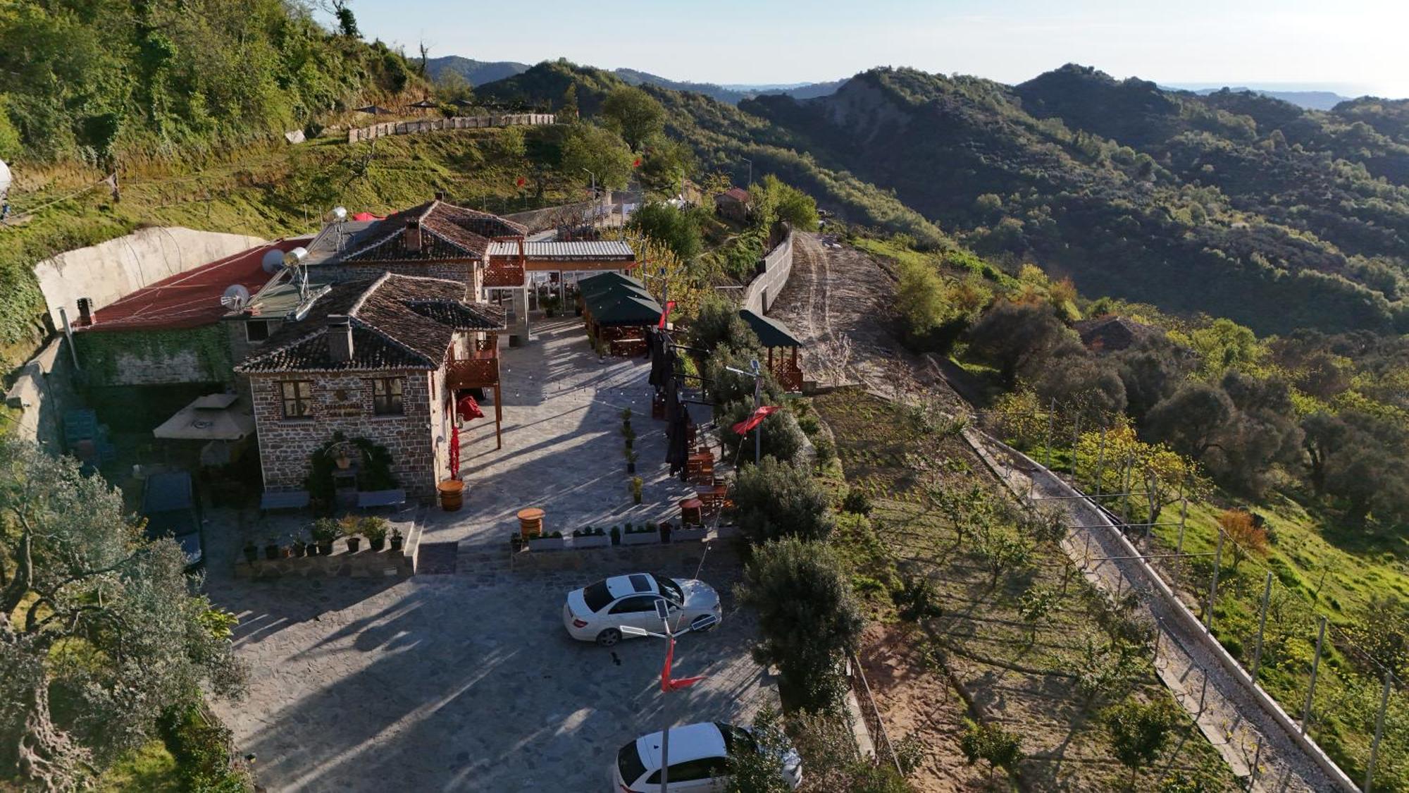 Keshtjella Xhabeqos Hotel Laknas Bagian luar foto